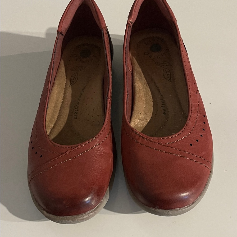 Earth Origins Women's Slip On Red Flats Design for All‎ Day Wear. Size 7.5